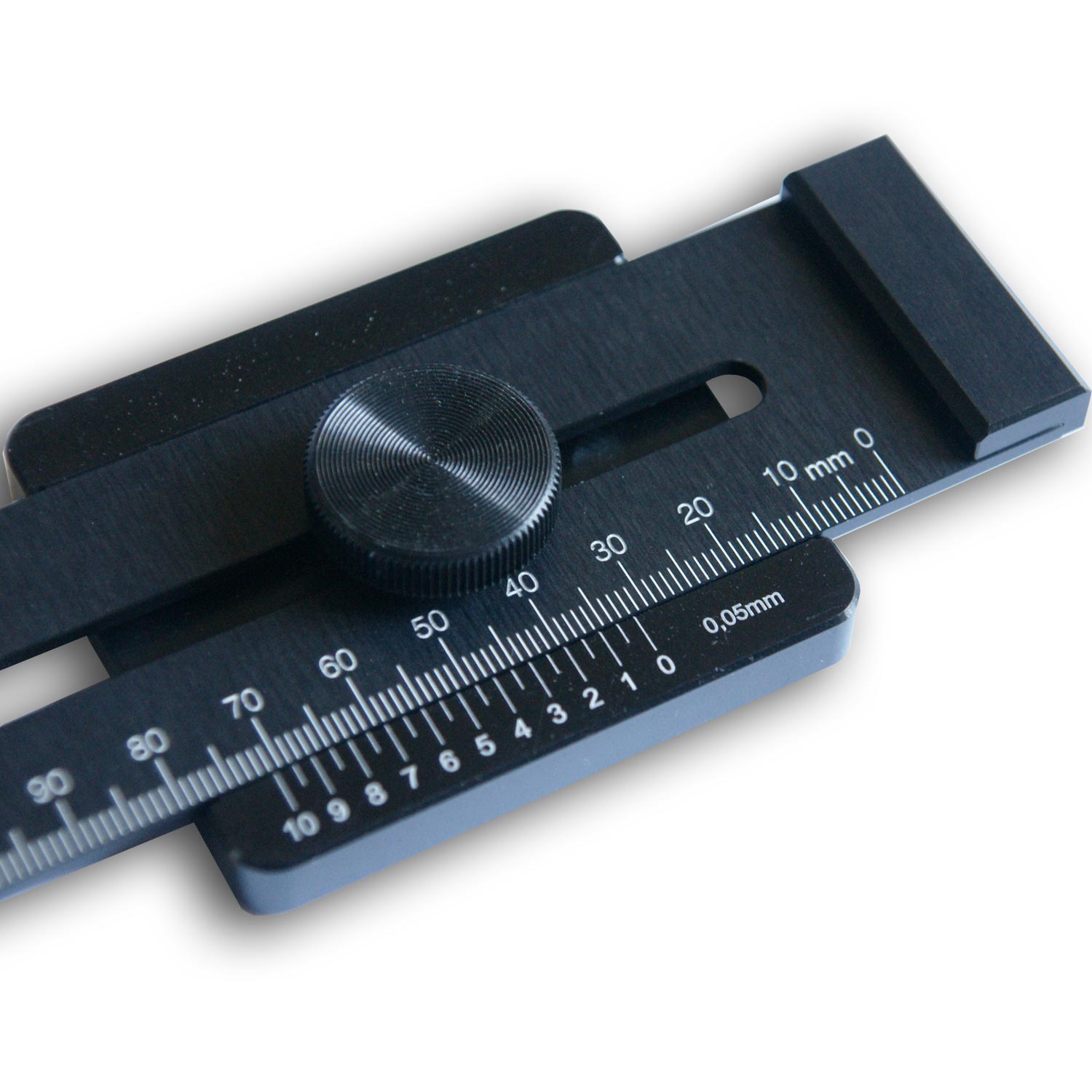 Streichmass aus eloxiertem Aluminium für kontrastreiches Anreissen. Streichmass von MMO Messmittelonline, analog und digital aus Aluminium.
