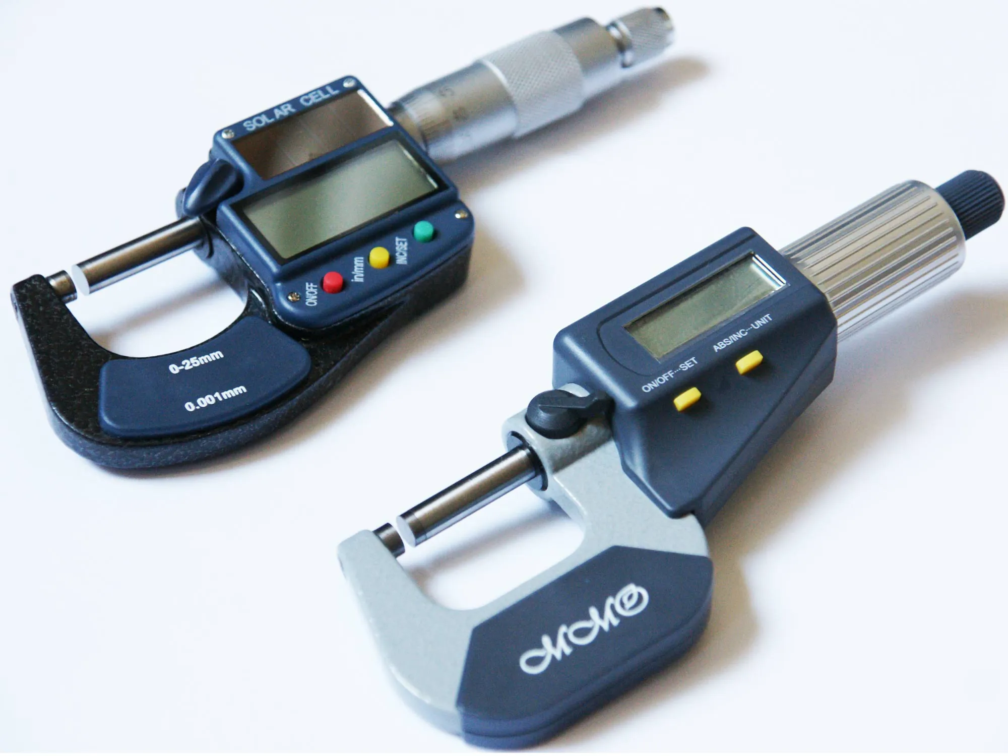 Sehr genaue Mikrometer mit Digital Anzeige und Spritzwasserschutz. Digitale Mikrometer auch mit Spritzwasserschutz online kaufen.