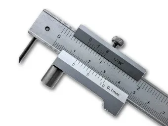 Anreißmessschieber mit Führungsrolle.