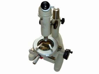 Messmikroskop mit 25-und 100-facher Vergrößerung
