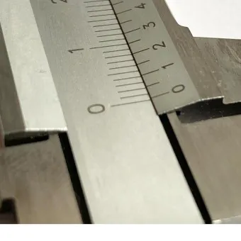 Analog Messschieber mit parallaxfreier Ablesing am Nonius.