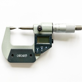 Digitales Mikrometer mit spitzen Messflächen.