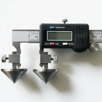 Universalmessschieber mit Mittelpunkt Messflächen.