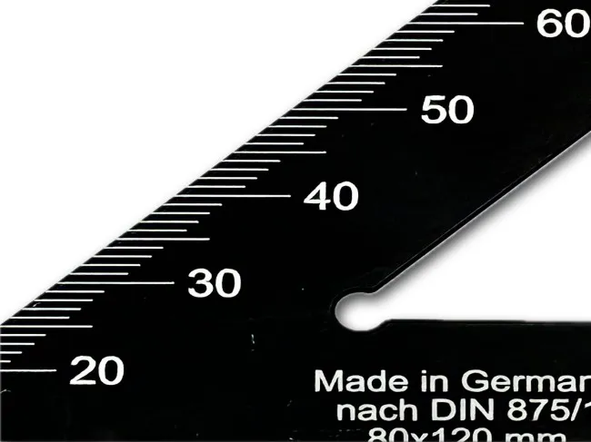 45° Aluwinkel mit kontrastreicher metrischer Skalierung.