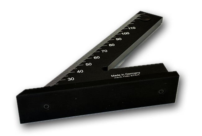 Werkstattwinkel aus Alu schwarz eingefärbt mit mm Skalierung und 45 Grad Neigung