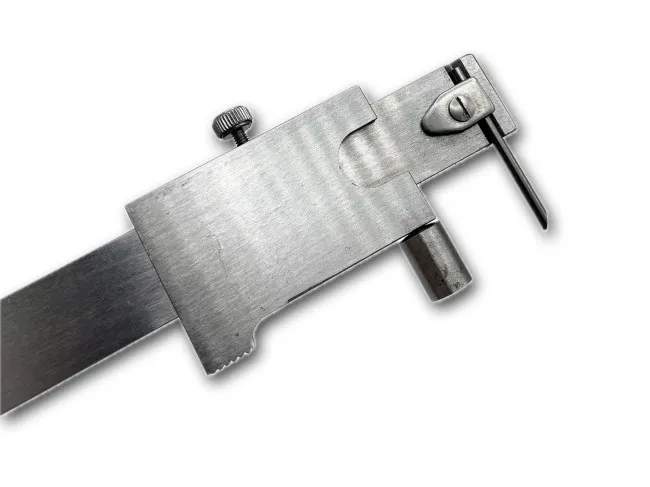 Anreißmessschieber 200mm Rückseite / Klemmung der Anreißnadel
