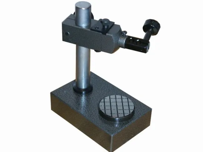 Messplatz mit runder Arbeitsplatte mit Nuten