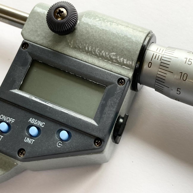 Mikrometer mit Punktmessflächen und Feststellschraube.