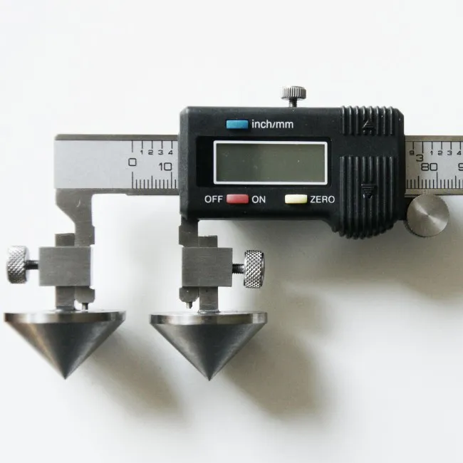 Universalmessschieber mit Mittelpunkt Messflächen.