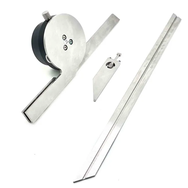 Rückseite von einem Winkelmesser mit 150mm und 300mm Schieber.